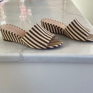 Great with so many outfits!  Very good condition, worn once in Spain!